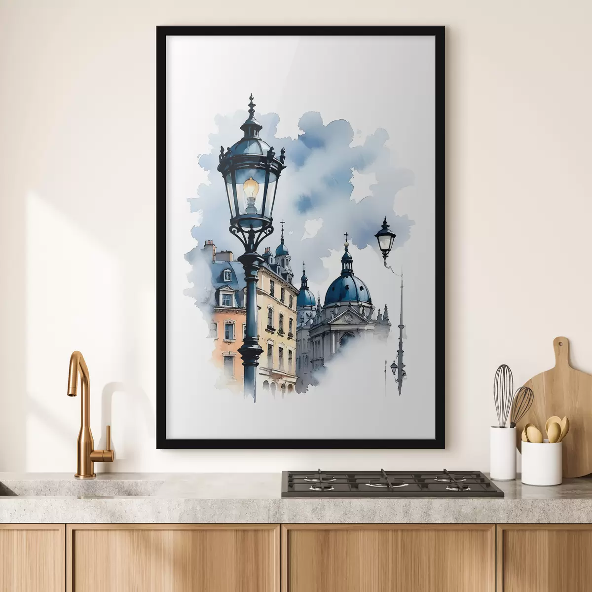 Poster Een sierlijke straatlantaarn met een koepelvormig gebouw op een bewolkte dag f38364