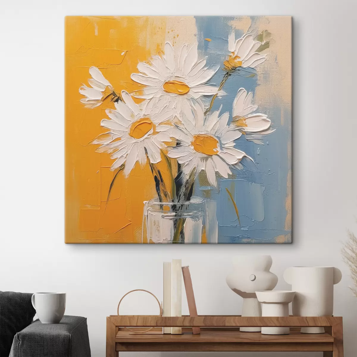  Schilderijen Witte madeliefjes in een glazen vaas op een blauwe en gele achtergrond, imitatie van olieverfschilderij, grote lijnen s38907