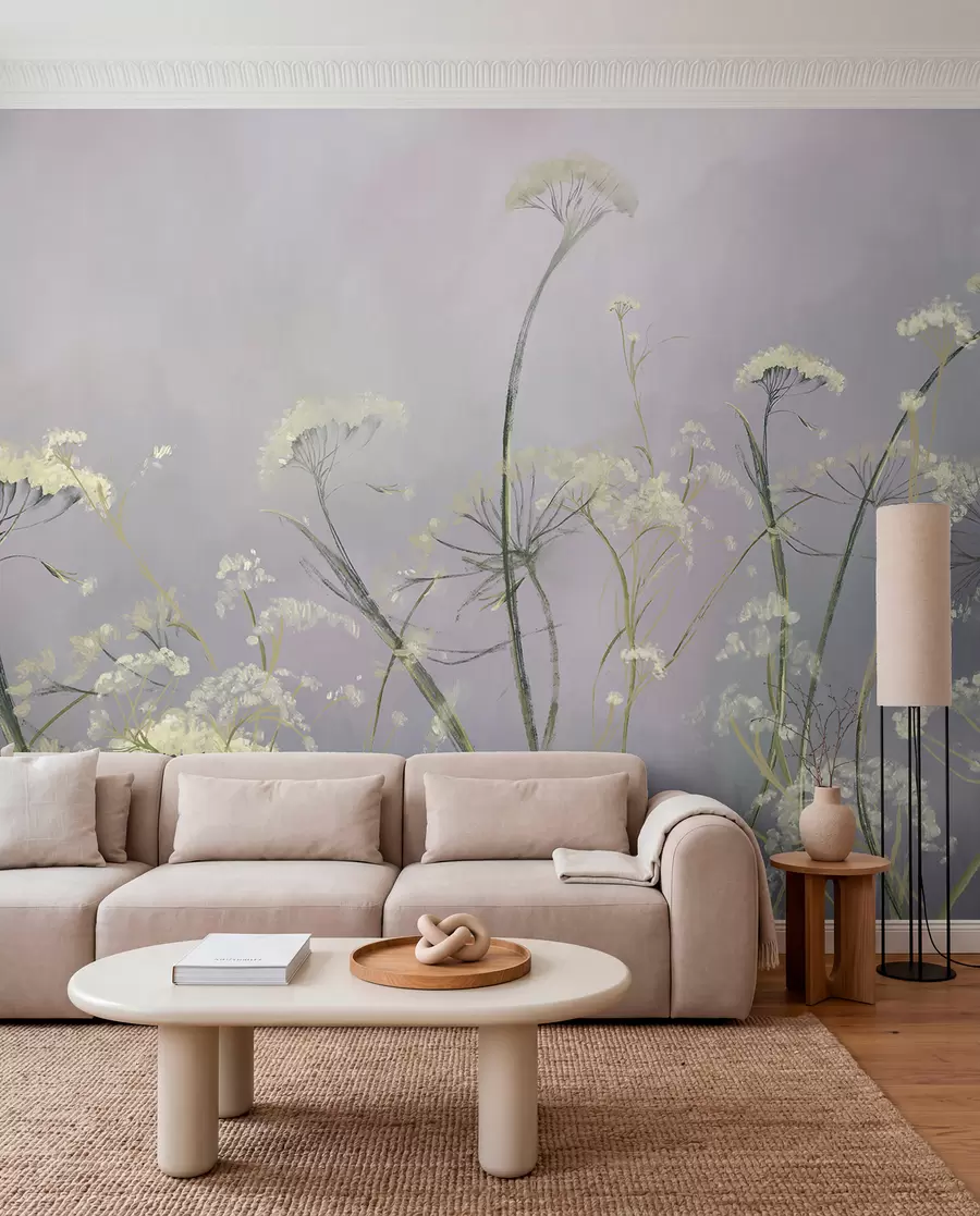 Fotobehang Witte wilde bloemen in een mistig veld met zachte, wazige grijze achtergrond w00903