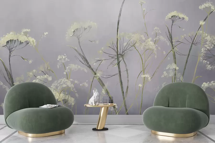 Fotobehang Witte wilde bloemen in een mistig veld met zachte, wazige grijze achtergrond w00903