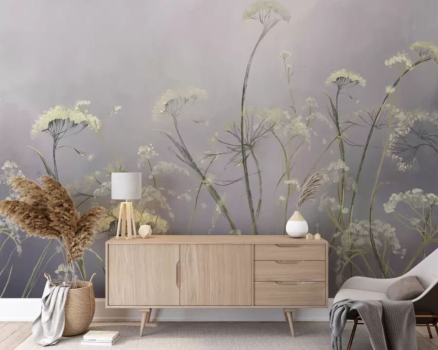 Fotobehang Witte wilde bloemen in een mistig veld met zachte, wazige grijze achtergrond w00903