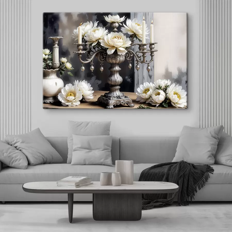  Peintures Un bouquet de grandes fleurs de dahlia blanches dans un vase argenté orné, entouré de bougies allumées sur une table en bois s39384