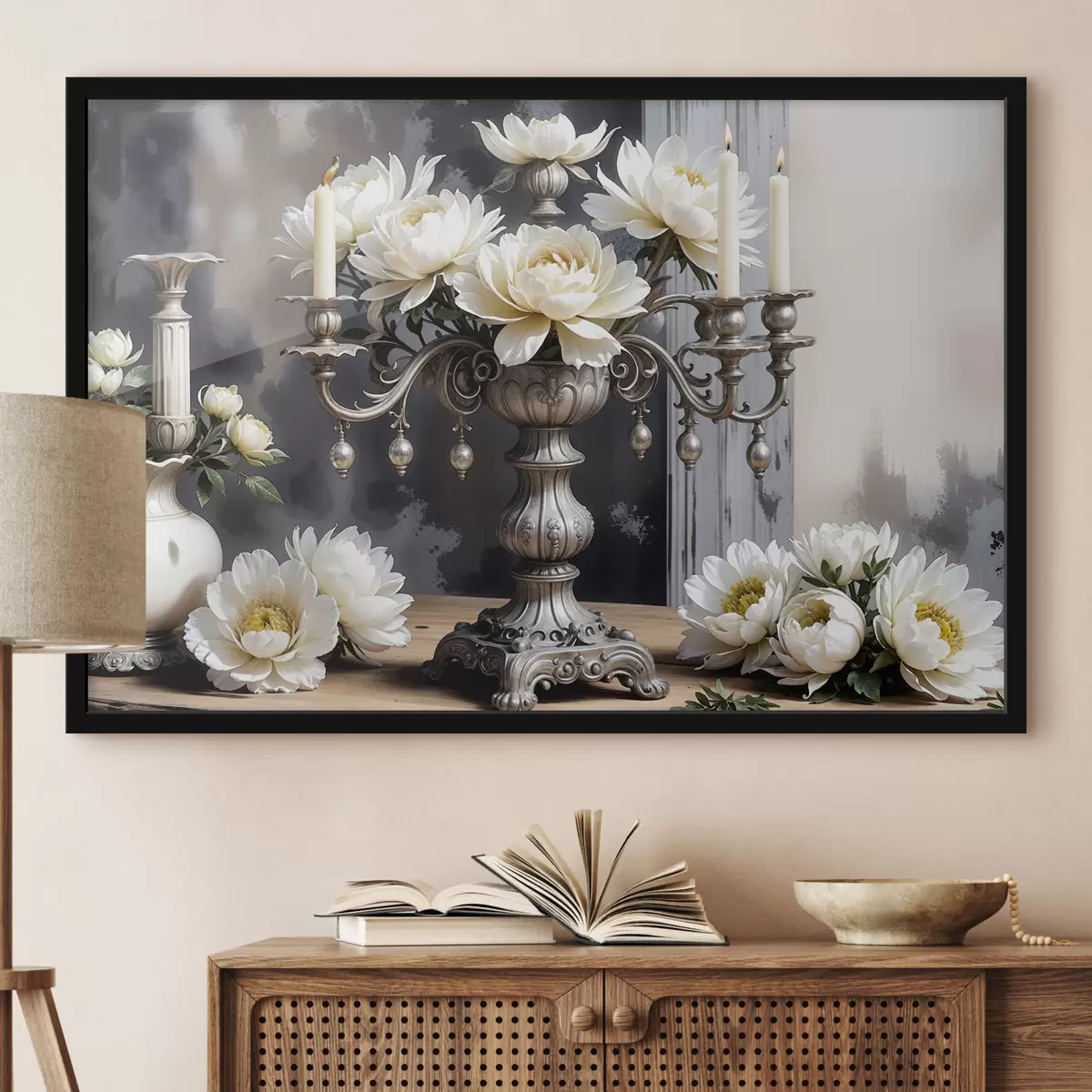 Affiche Un bouquet de grandes fleurs de dahlia blanches dans un vase argenté orné, entouré de bougies allumées sur une table en bois f39384