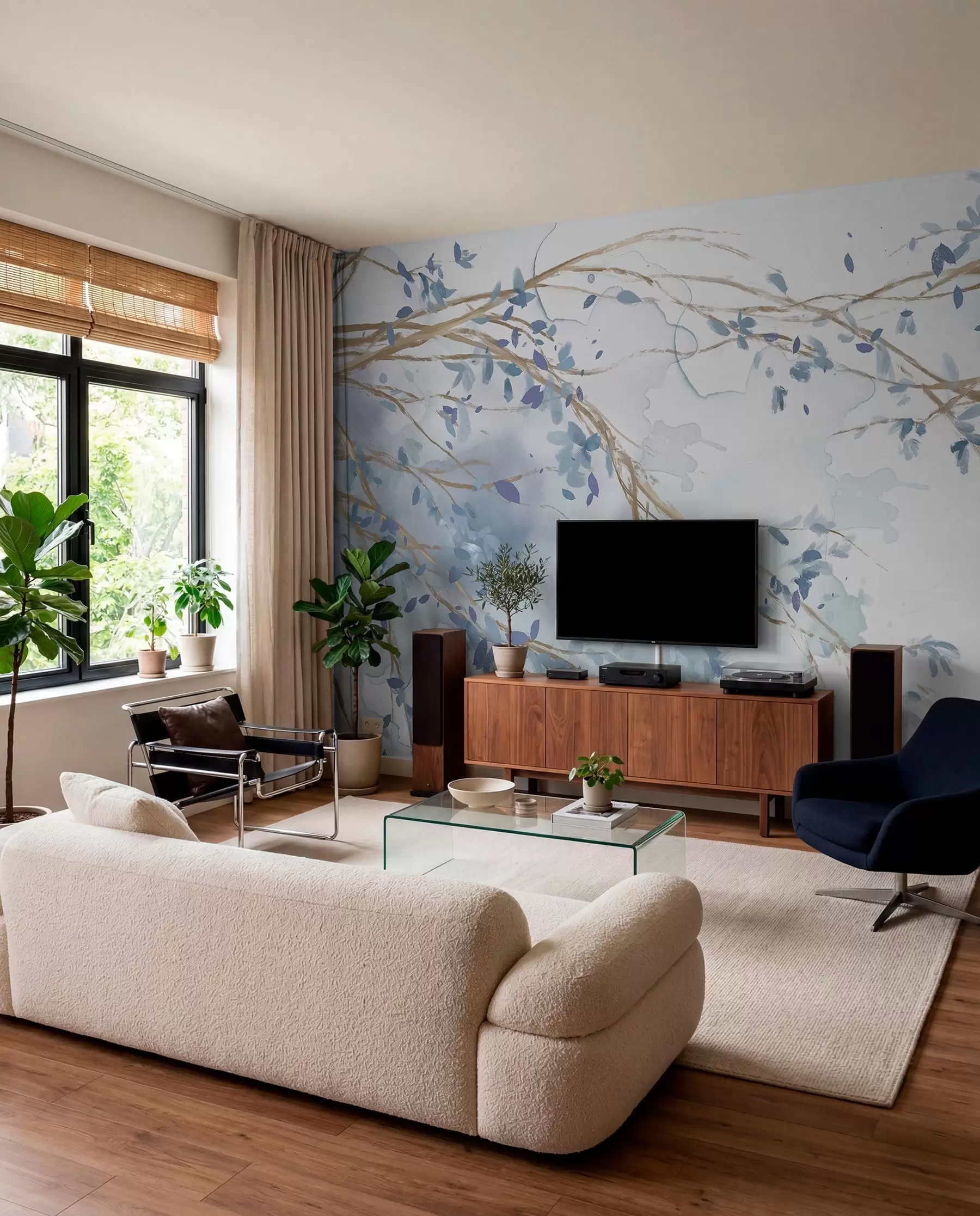 Fotobehang Fijne blauwe en witte bloementakken met zachte, wazige aquarelachtergrond w07919