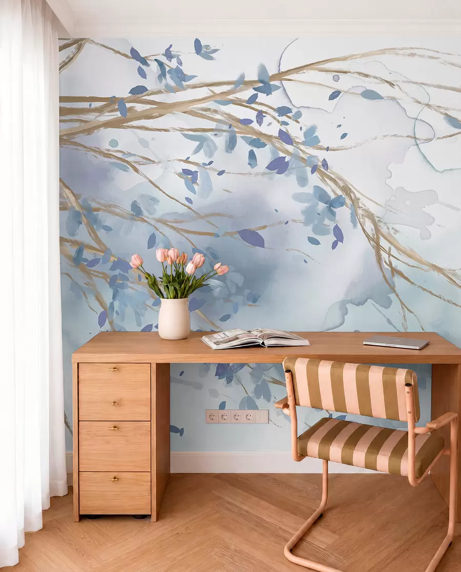 Fotobehang Fijne blauwe en witte bloementakken met zachte, wazige aquarelachtergrond w07919