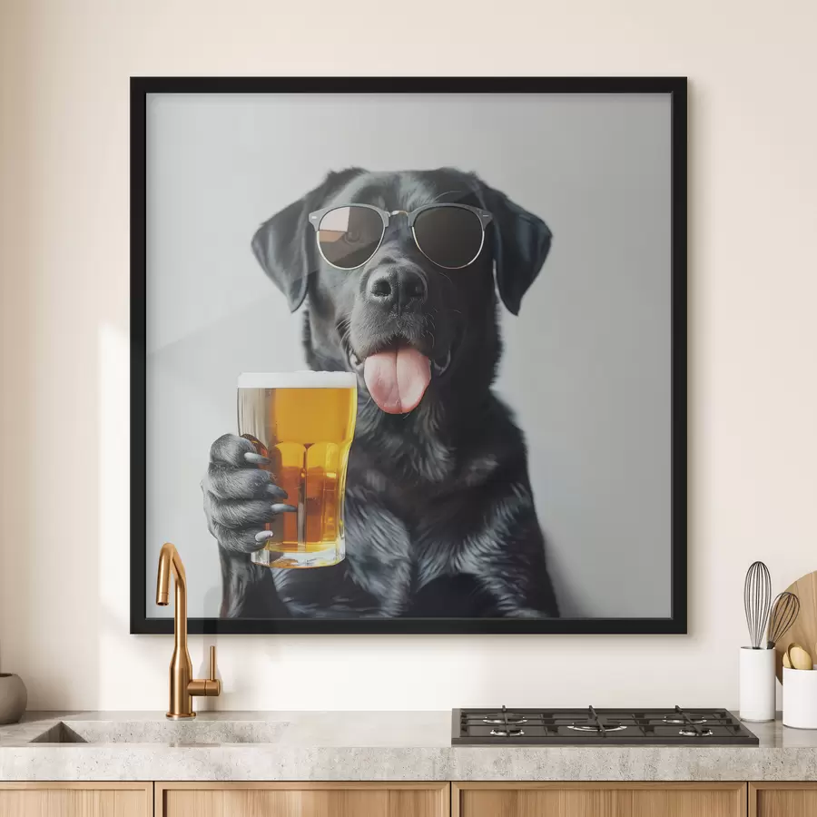 Fotobehang Portret van een zwarte Labrador die een zonnebril draagt en een pul bier vasthoudt, recht in de camera kijkend f39470