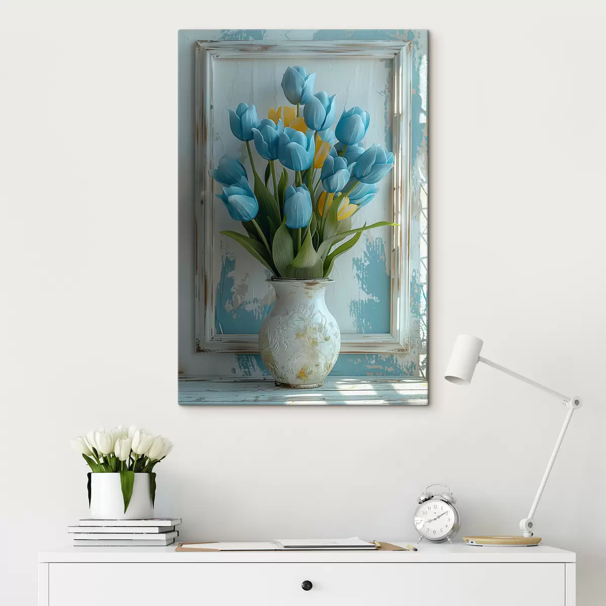  Schilderijen Blauwe en gele tulpen in 3D: elegante wandfoto met witte lijst, witte en lichtblauwe achtergrond en gegraveerde vaas s39636