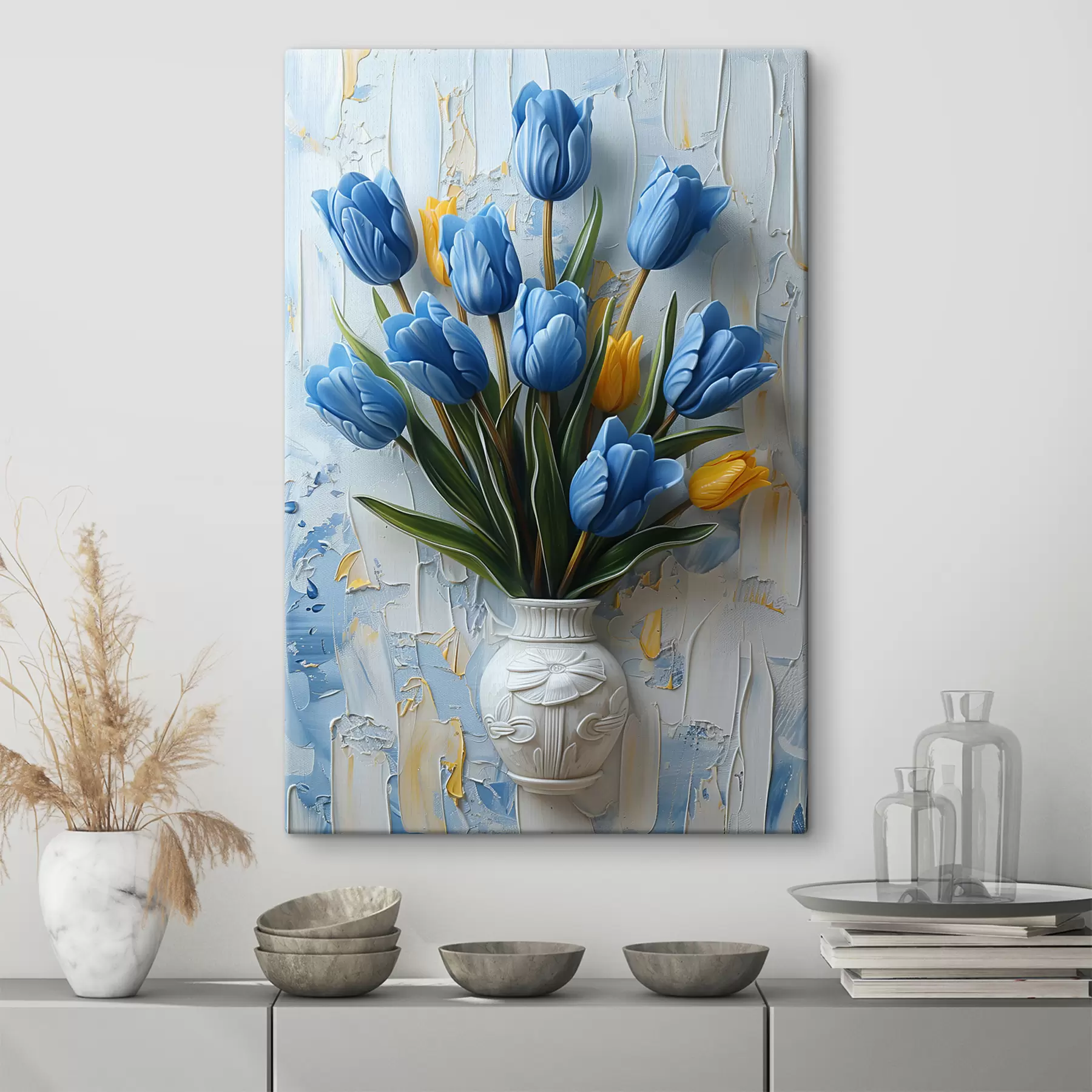  Schilderijen Blauwe en gele tulpen in 3D: elegante olieverfschilderij met witte en lichtblauwe achtergrond en gegraveerde vaas s39637
