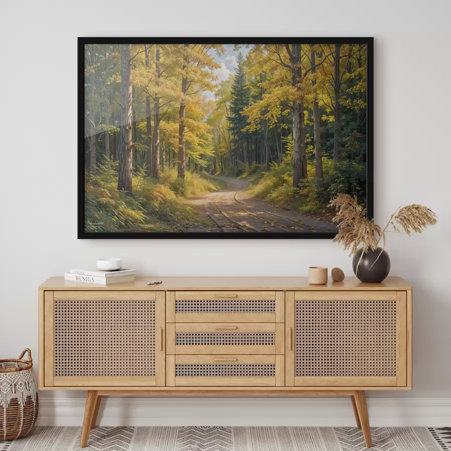 Fotobehang Een onverharde weg die door een bos slingert in de herfst, met hoge bomen aan beide kanten f40031