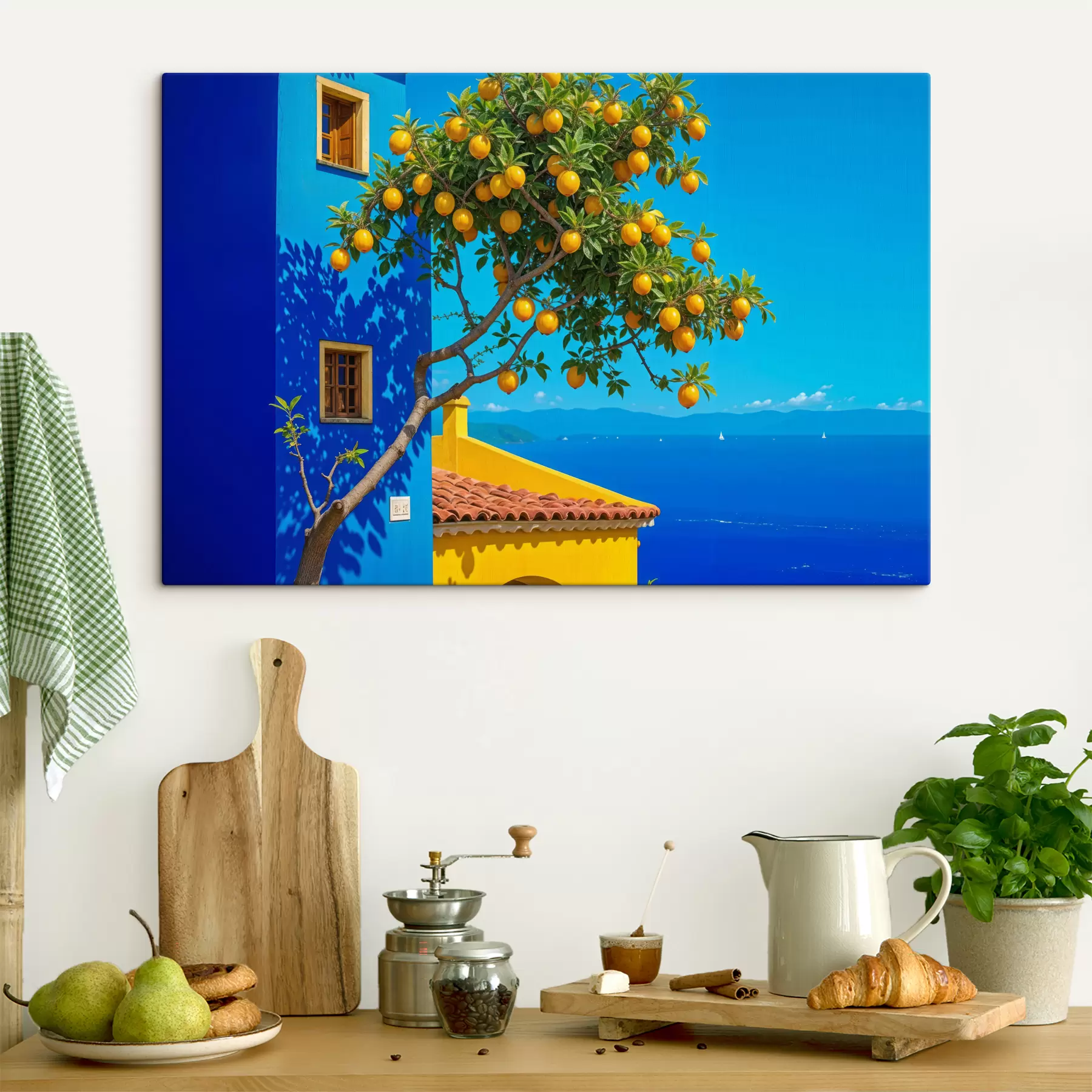 Papier peint photo Un oranger aux fruits mûrs poussant sur un bâtiment avec un mur bleu et un toit de tuiles donnant sur l'océan s40159