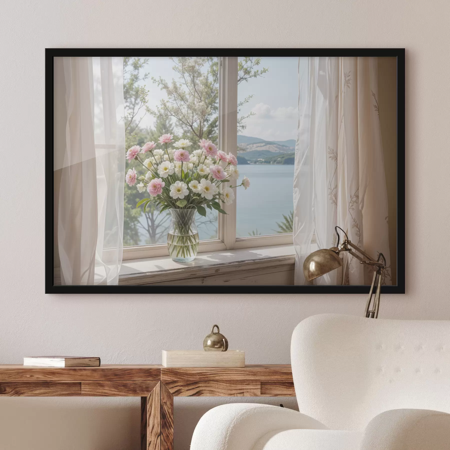 Papier peint photo Un bouquet de fleurs roses et blanches dans un vase en verre placé sur un rebord de fenêtre, avec un lac et des montagnes pittoresques f40151