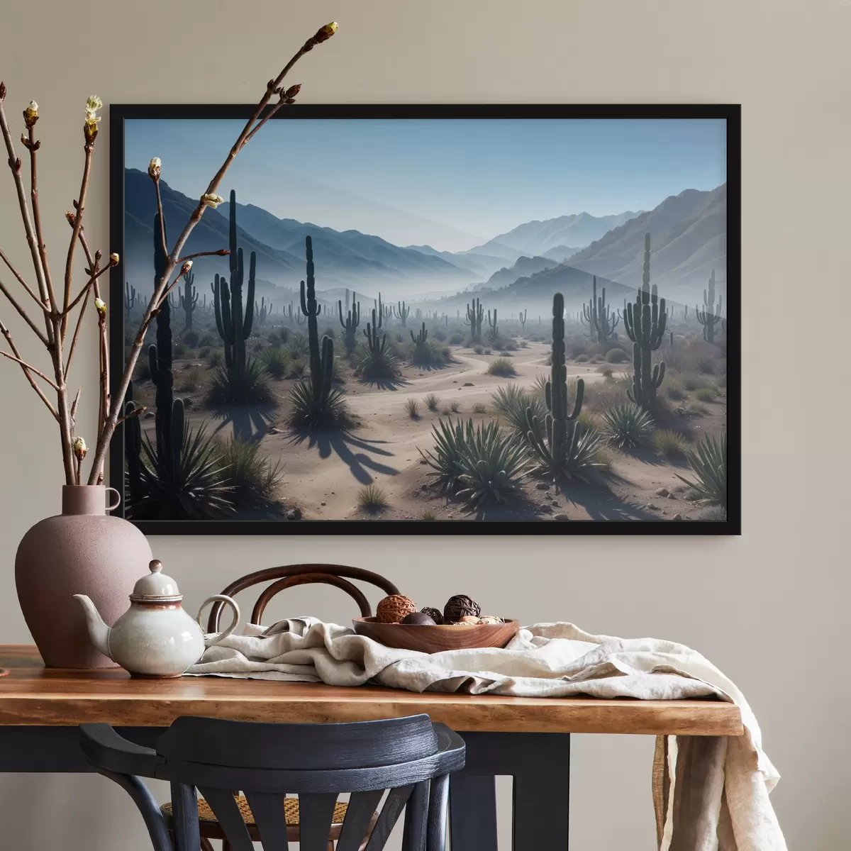 Poster Een woestijnlandschap met hoge cactussen en yuccaplanten op de voorgrond, omgeven door wazige bergen f40153