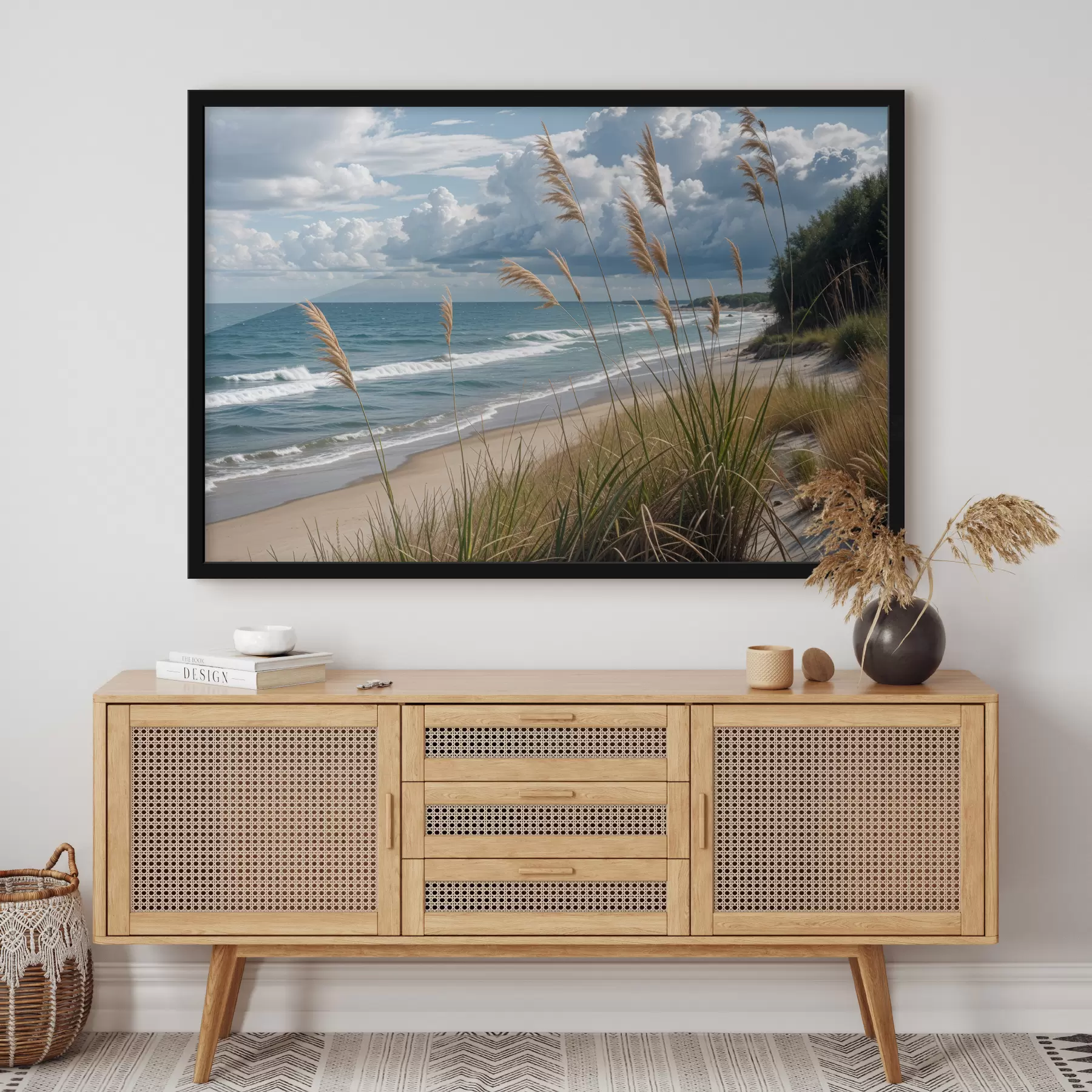 Fotobehang Een schilderachtig strand met hoog gras dat in de wind wuift, met uitzicht op de oceaan met beukende golven en een bewolkte lucht f40161