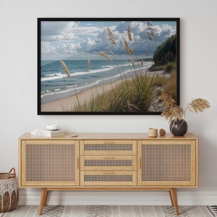 Fotobehang Een schilderachtig strand met hoog gras dat in de wind wuift, met uitzicht op de oceaan met beukende golven en een bewolkte lucht f40161