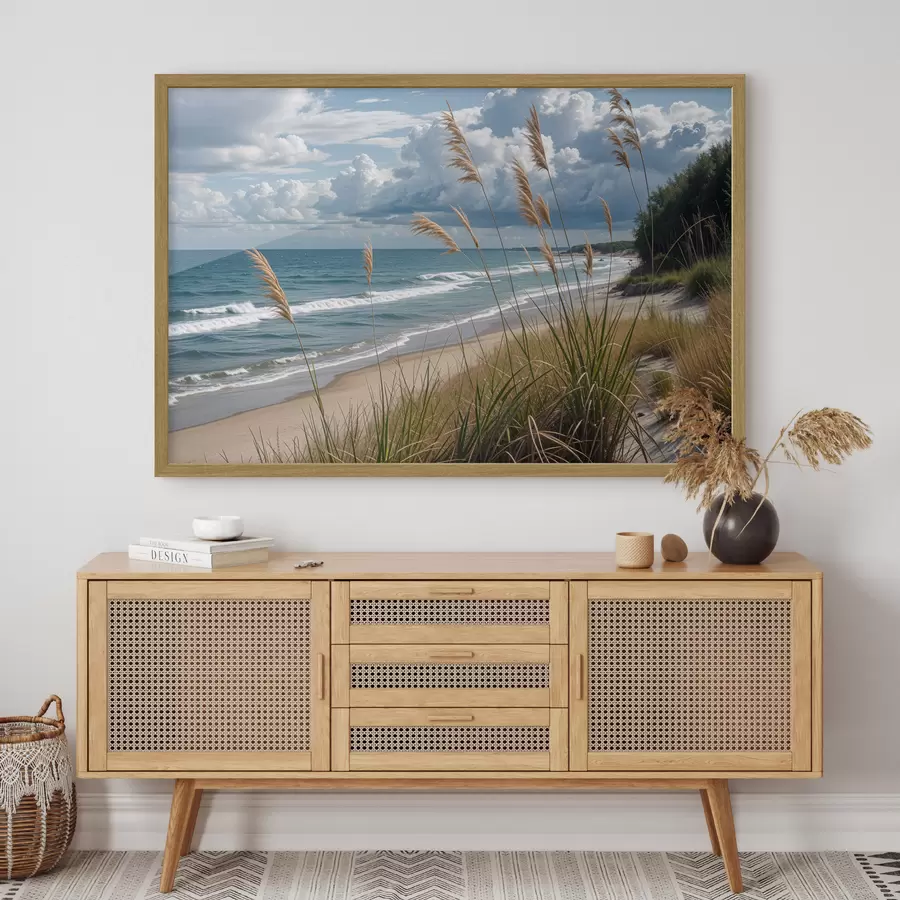 Fotobehang Een schilderachtig strand met hoog gras dat in de wind wuift, met uitzicht op de oceaan met beukende golven en een bewolkte lucht f40161