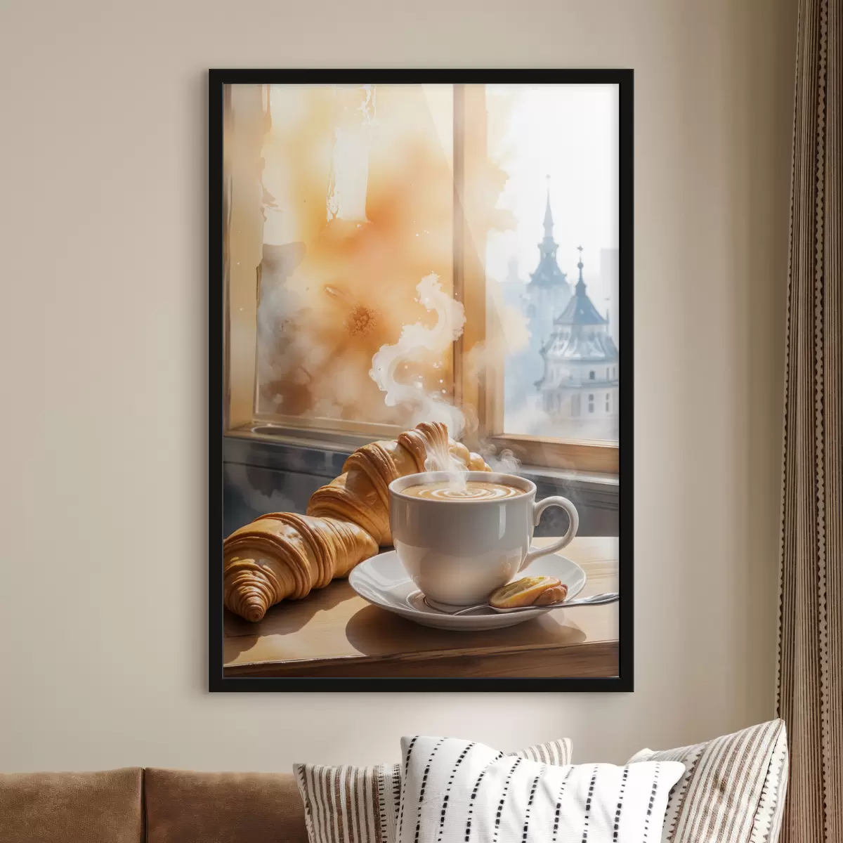 Affiche Une tasse de café chaud avec de la vapeur qui monte, posée sur une table à côté d'un croissant, avec vue sur un bâtiment historique f40405
