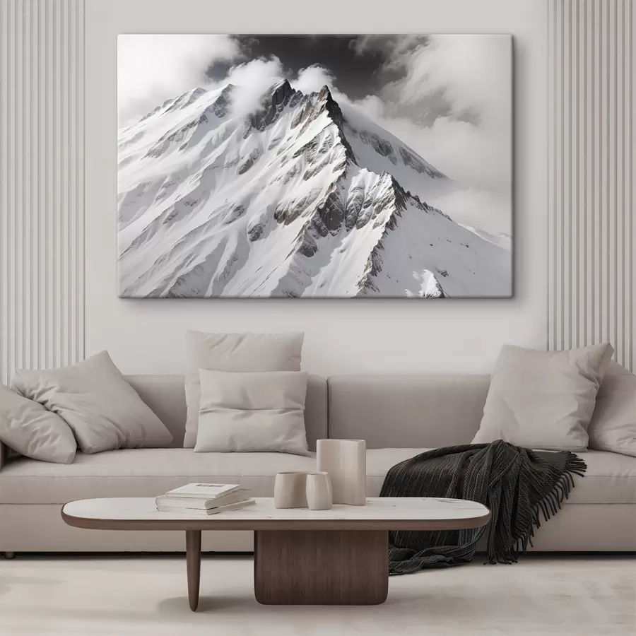 Fotobehang Besneeuwde zwart-witte bergtoppen in een bewolkt, dramatisch landschap s40553