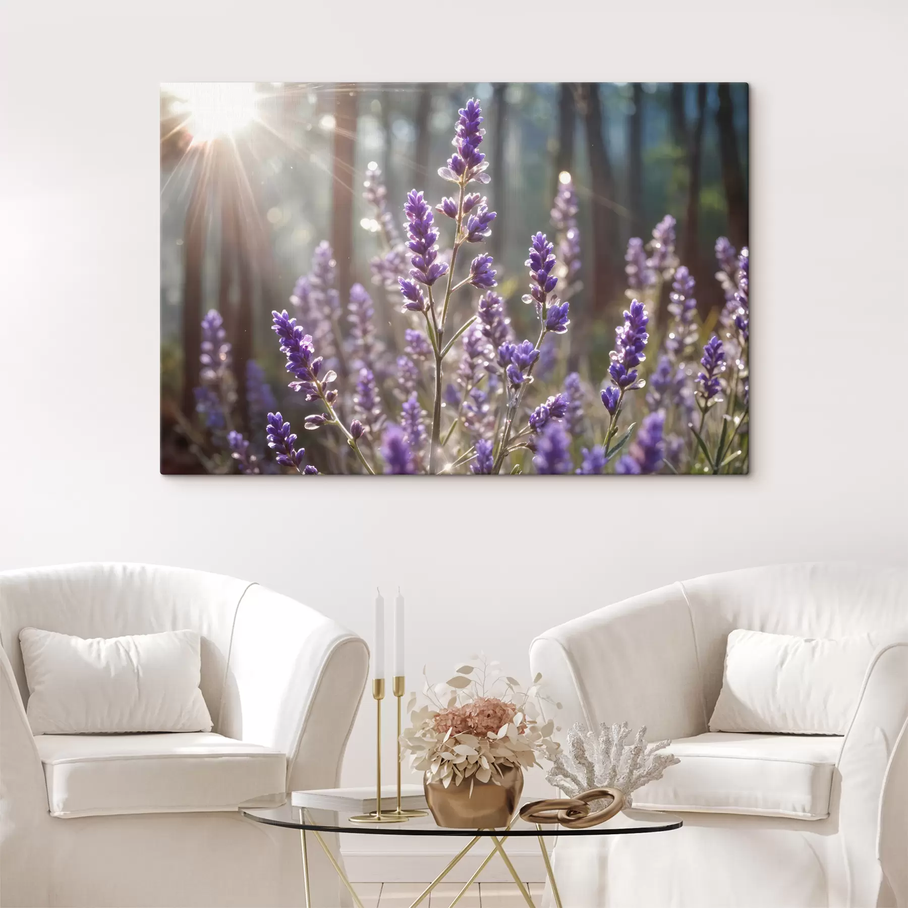 Fotobehang Paarse lavendelbloemen in een veld, met een wazige bosachtergrond en zonlicht dat erdoorheen filtert s40570