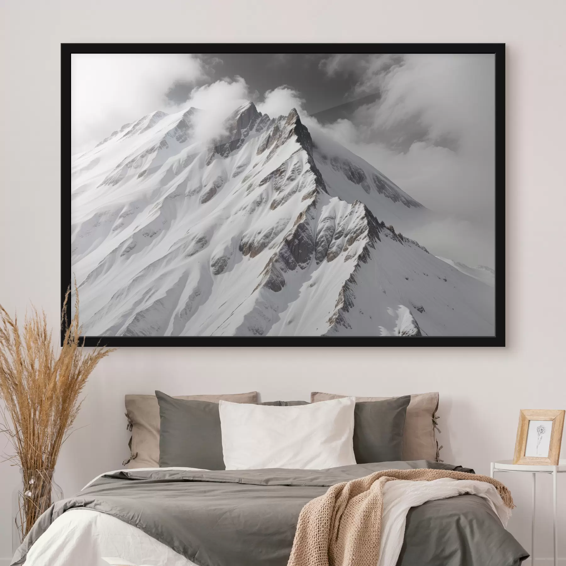  Peintures Des sommets enneigés en noir et blanc dans un paysage nuageux et dramatique f40553