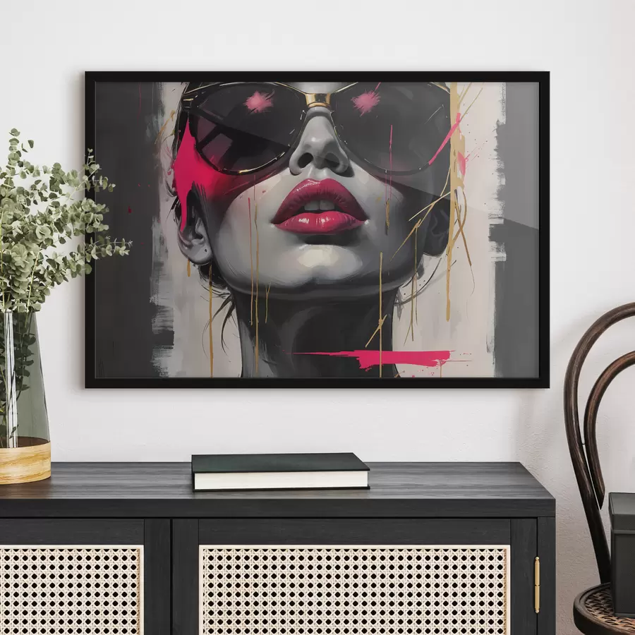 Fotobehang Abstract portret van een jonge vrouw met een zonnebril met roze lippen en abstracte vormen en spatten roze f40558