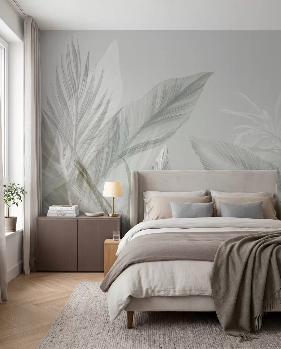 Papier peint photo Des plumes blanches, vertes et grises douces et des feuilles tropicales flottant sur un fond clair w08241