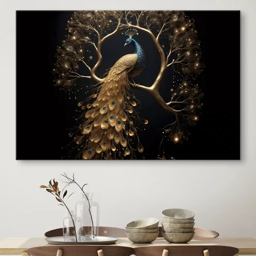 Papier peint photo Un paon aux plumes vibrantes perché sur une branche sur un fond sombre avec des arbres lumineux s40612