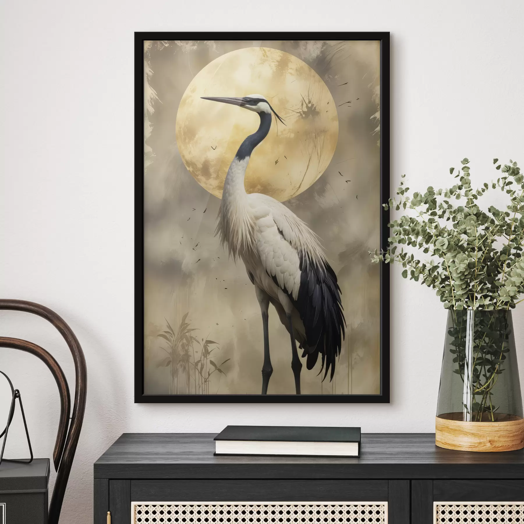 Fotobehang Een majestueuze grijze kraanvogel voor een grote volle maan, met een onscherpe natuurlijke achtergrond f40591