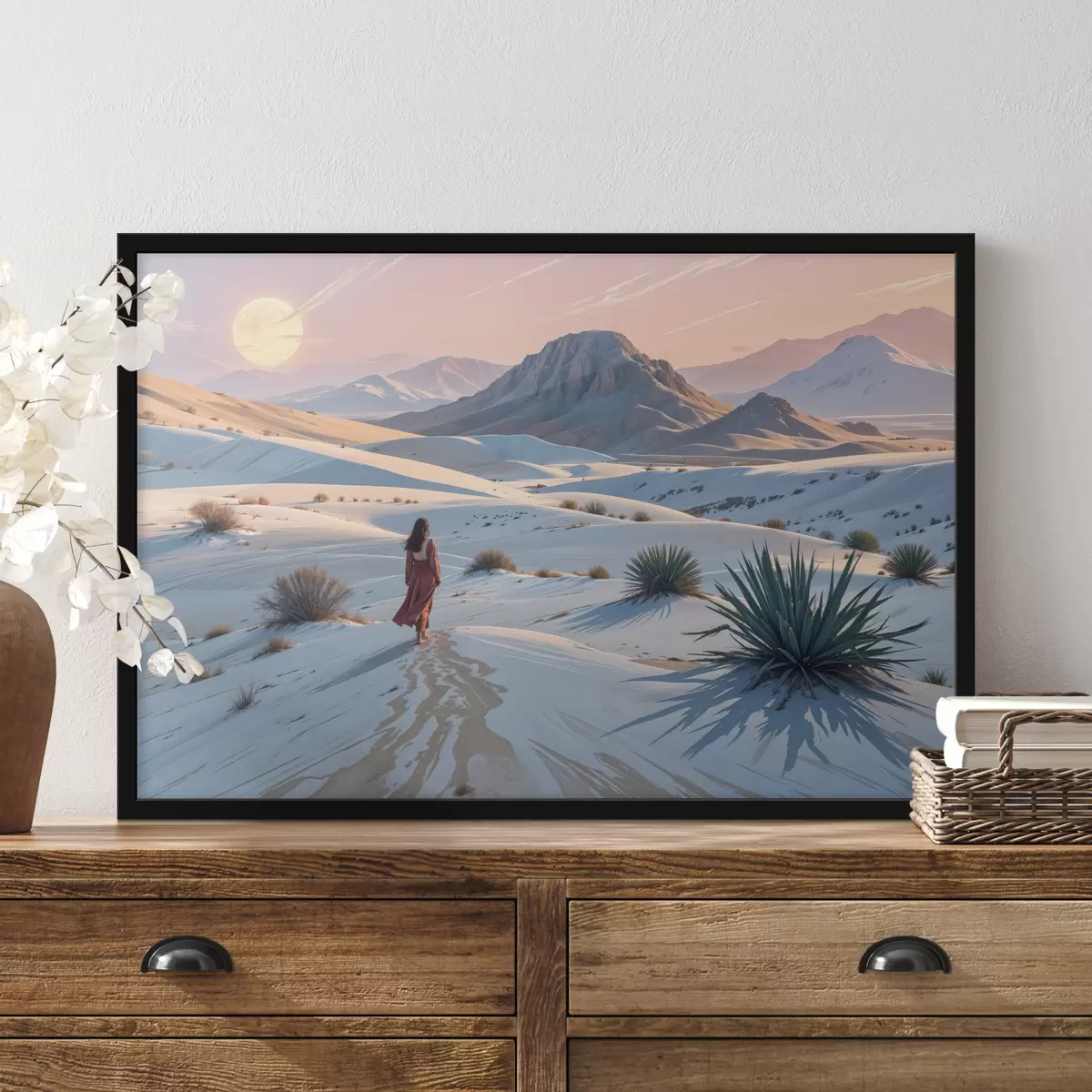 Poster Een vrouw in een rode jurk in een woestijnlandschap met een berg op de achtergrond en zandduinen f40603