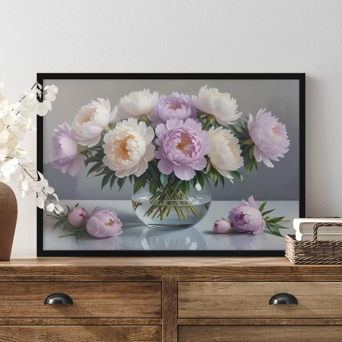 Poster Een boeket van grote, weelderige witte en roze pioenbloemen in een glazen vaas op een grijze achtergrond f40610