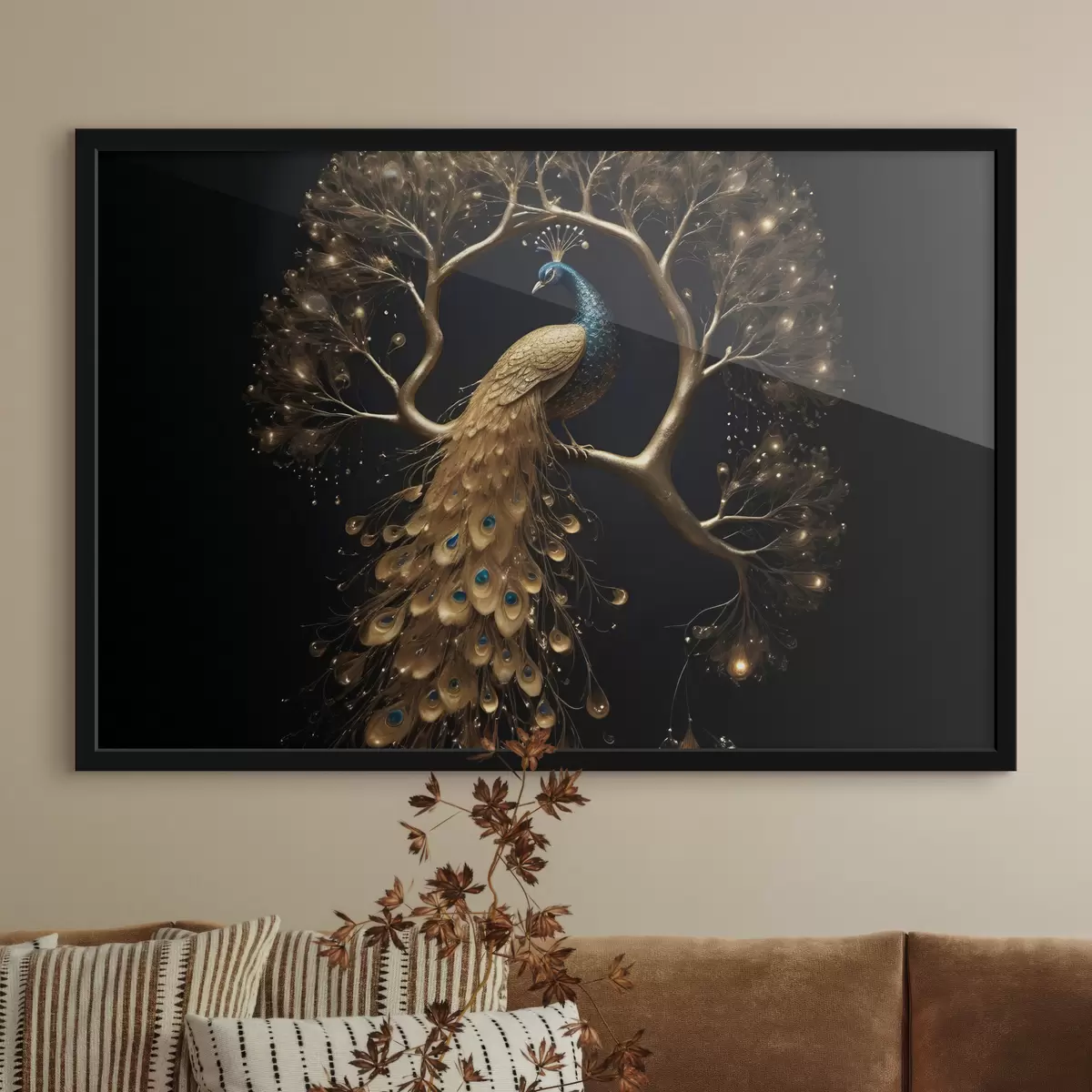 Poster Een pauw met levendige veren neergestreken op een tak tegen een donkere achtergrond met gloeiende bomen f40612