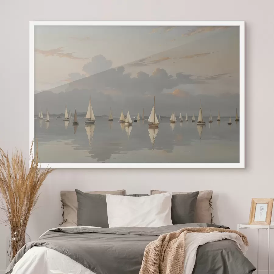 Papier peint photo Une flotte de voiliers blancs sur un plan d'eau calme et réfléchissant au coucher du soleil, avec un ciel nuageux en arrière-plan f40615