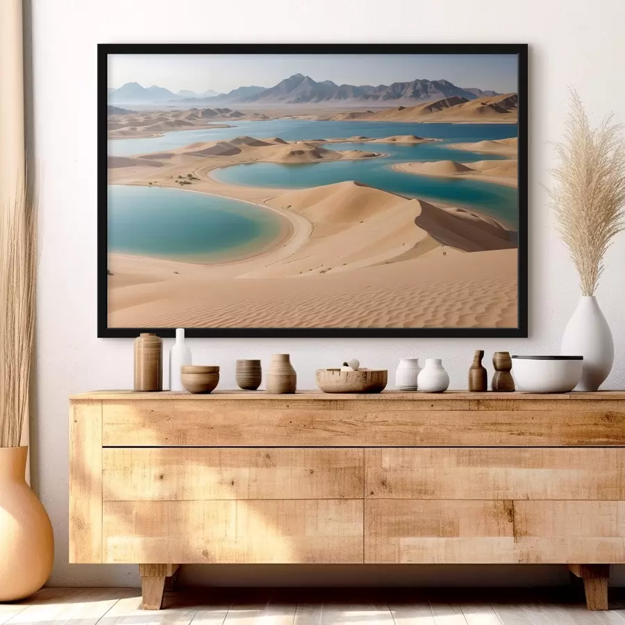 Fotobehang Een uitgestrekt woestijnlandschap met glooiende zandduinen en turquoise meren, omringd door ruige bergen f41087