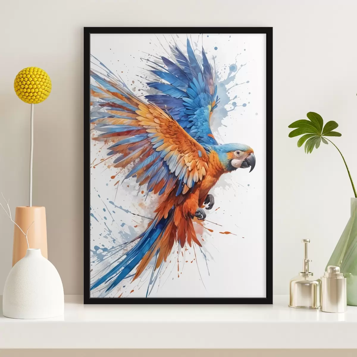 Affiche Perroquet coloré aux plumes bleu, orange et jaune vibrantes en vol sur un fond éclaboussé f41250