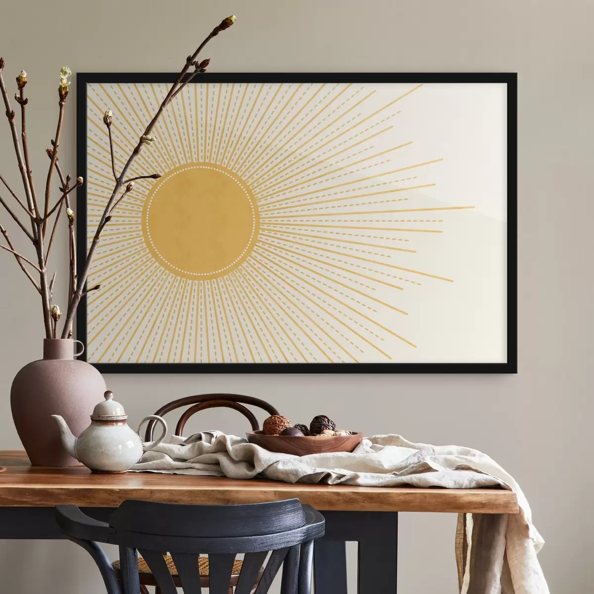 Affiche Un soleil jaune vif avec des rayons de soleil rayonnants sur un fond clair, créant une atmosphère chaude et ensoleillée f41268