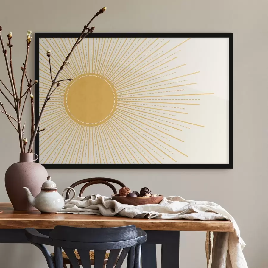 Fotobehang Een felgele zon met stralende zonnestralen tegen een lichte achtergrond, die een warme en zonnige sfeer creëert f41268