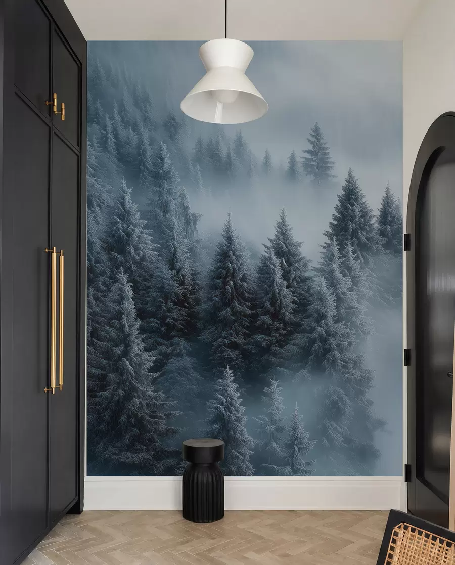 Fotobehang Dikke mist omhult een besneeuwd ochtendbos in blauwtinten w02064