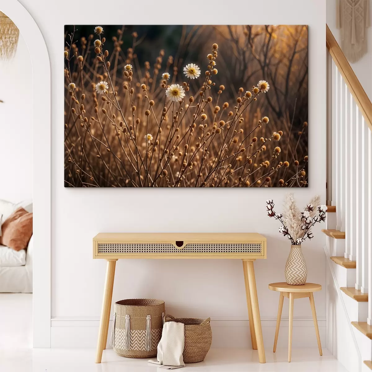  Schilderijen Witte margrieten in een veld van gedroogd gras en stengels, met warm avondzonlicht s41735