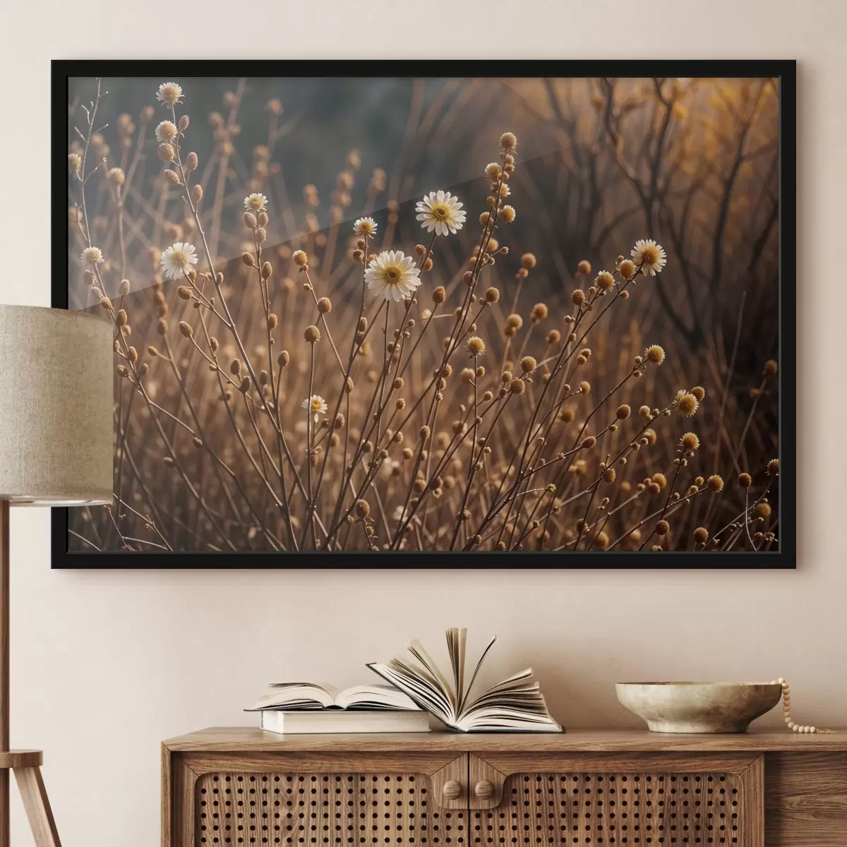 Poster Witte margrieten in een veld van gedroogd gras en stengels, met warm avondzonlicht f41735