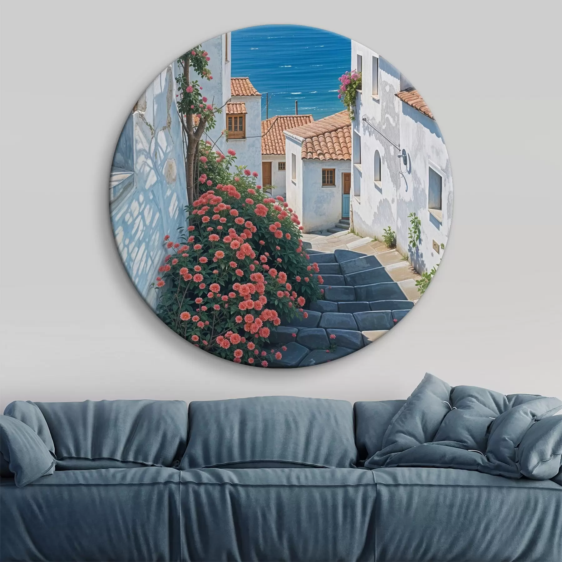  Schilderijen Een smal straatje in een kustplaats, met witte gebouwen, rode pannendaken en levendige roze bloemen r39532