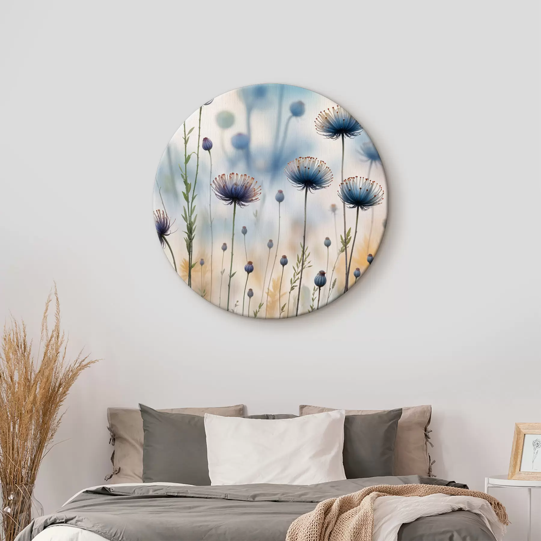  Schilderijen Hoge paarse paardenbloemachtige bloemen met een wazige achtergrond, die een serene en dromerige sfeer creëren r40414