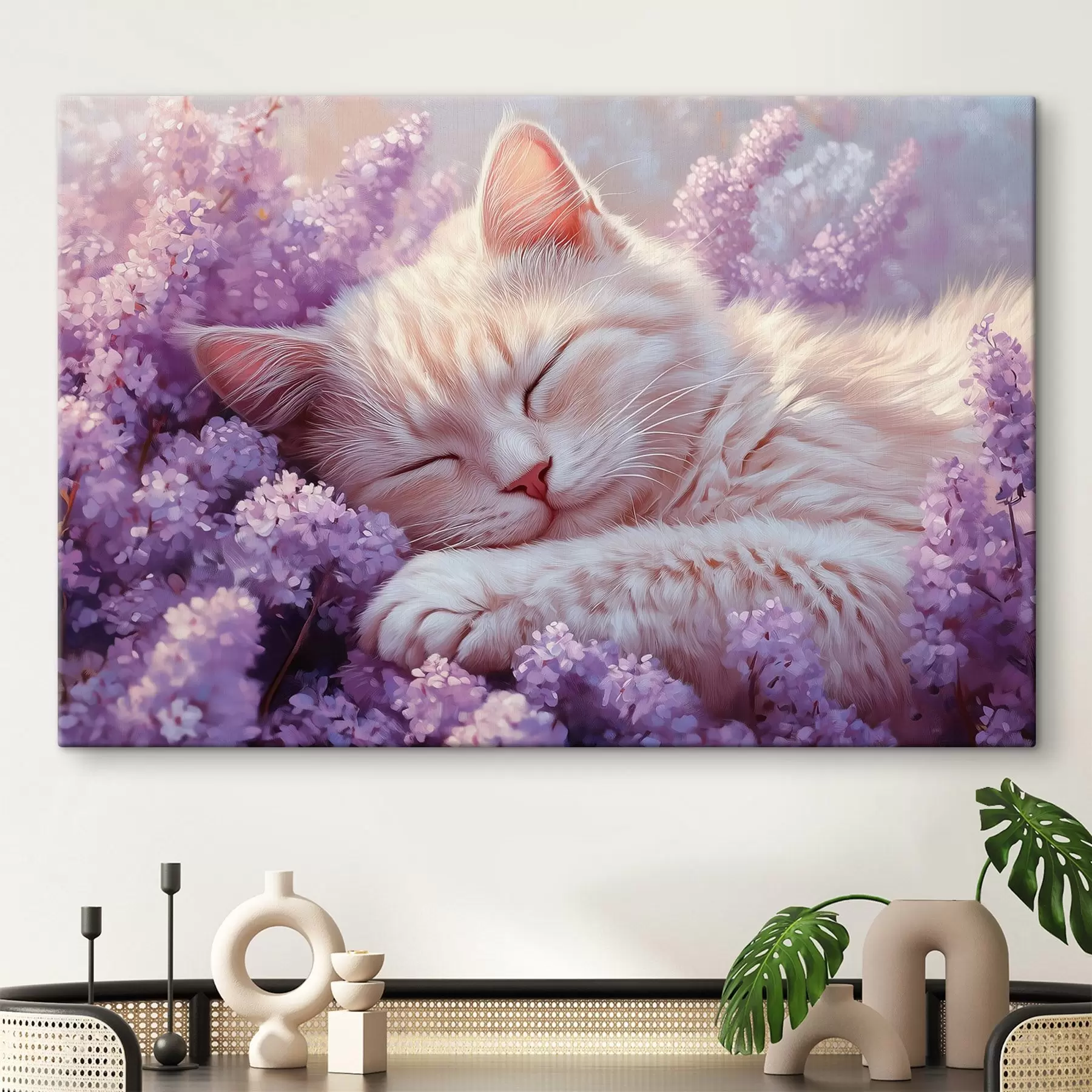 Fotobehang kat liggend op paarse bloemen s42012