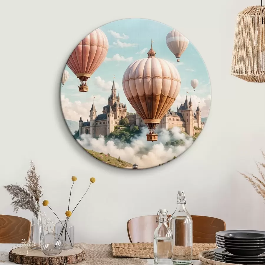  Schilderijen Een fantasiekasteel omringd door roze heteluchtballonnen die in een bewolkte hemel boven een weelderig, groen landschap zweven r39387