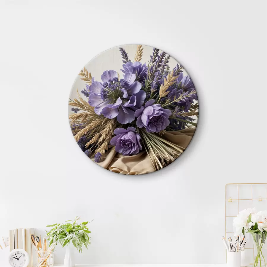 Fotobehang Een boeket van paarse bloemen, waaronder pioenrozen en lavendel, met tarwestengels op een lichte achtergrond r40030