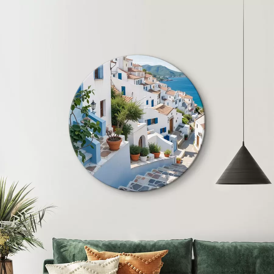  Schilderijen Een pittoresk kustplaatsje met witte gebouwen, blauwe ramen en potplanten langs de smalle straatjes r40148