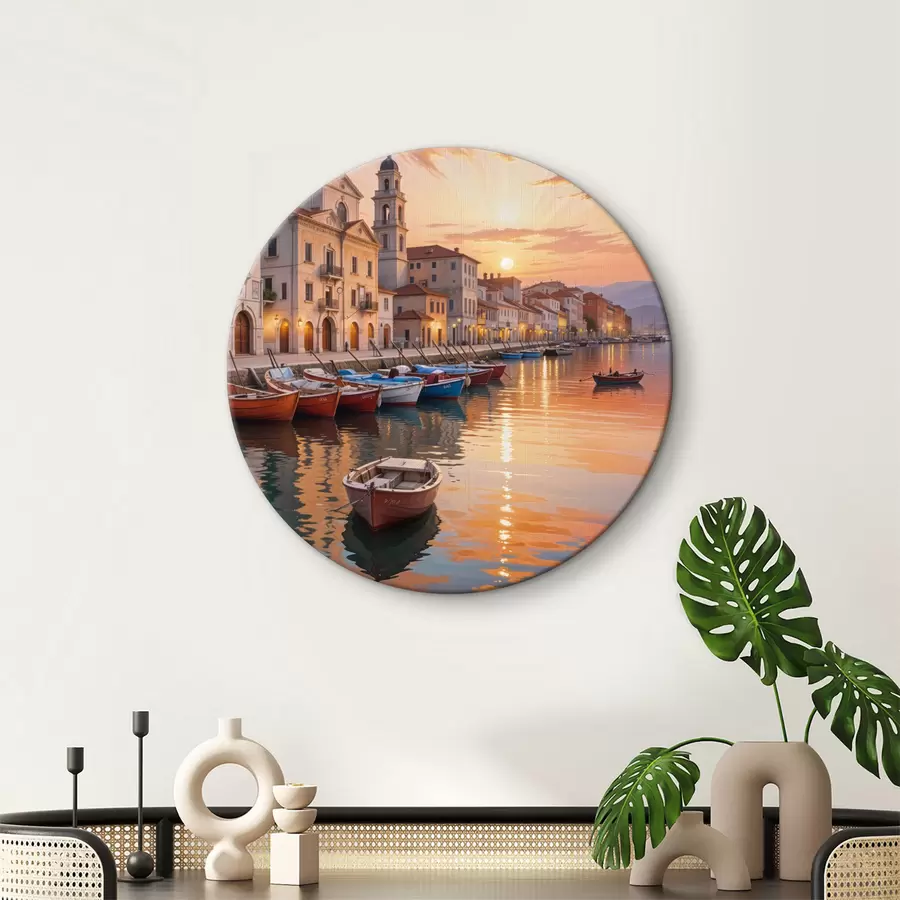  Schilderijen Italiaanse kustplaats bij zonsondergang, met kleurrijke gebouwen langs de waterkant en boten die in het kalme water dobberen r40150