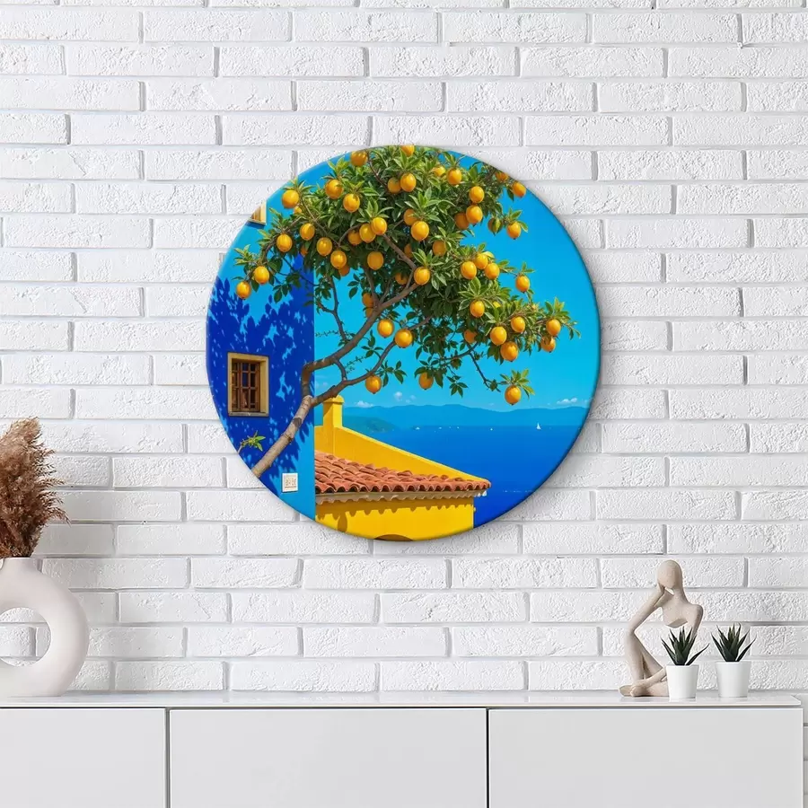  Peintures Un oranger aux fruits mûrs poussant sur un bâtiment avec un mur bleu et un toit de tuiles donnant sur l'océan r40159