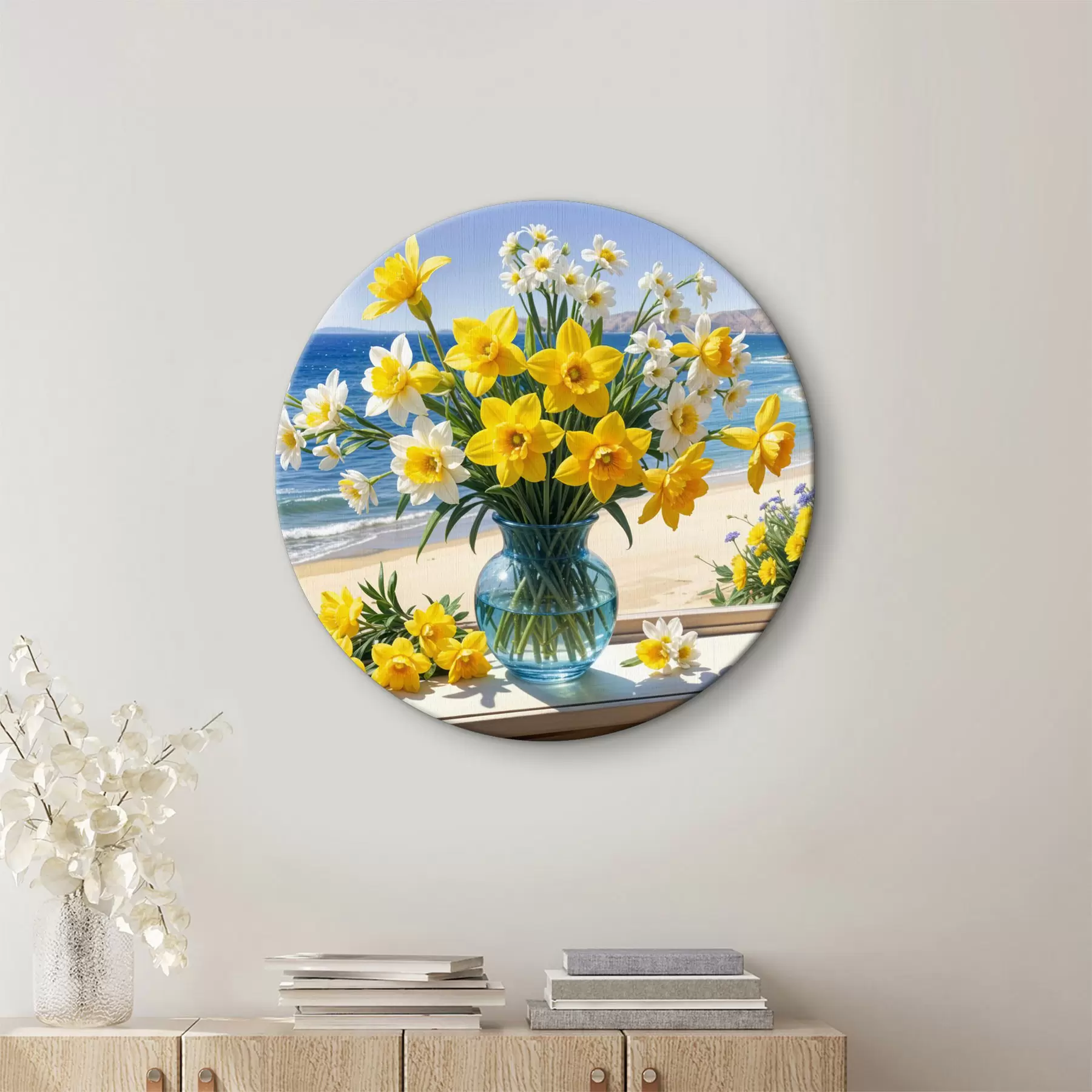  Schilderijen Een boeket gele narcissen en witte madeliefjes in een glazen vaas op een vensterbank met uitzicht op het strand en de oceaan r40171