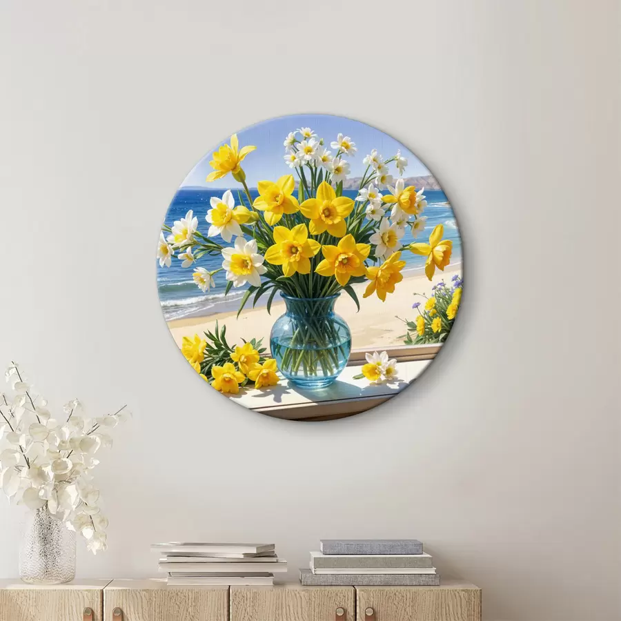  Schilderijen Een boeket gele narcissen en witte madeliefjes in een glazen vaas op een vensterbank met uitzicht op het strand en de oceaan r40171