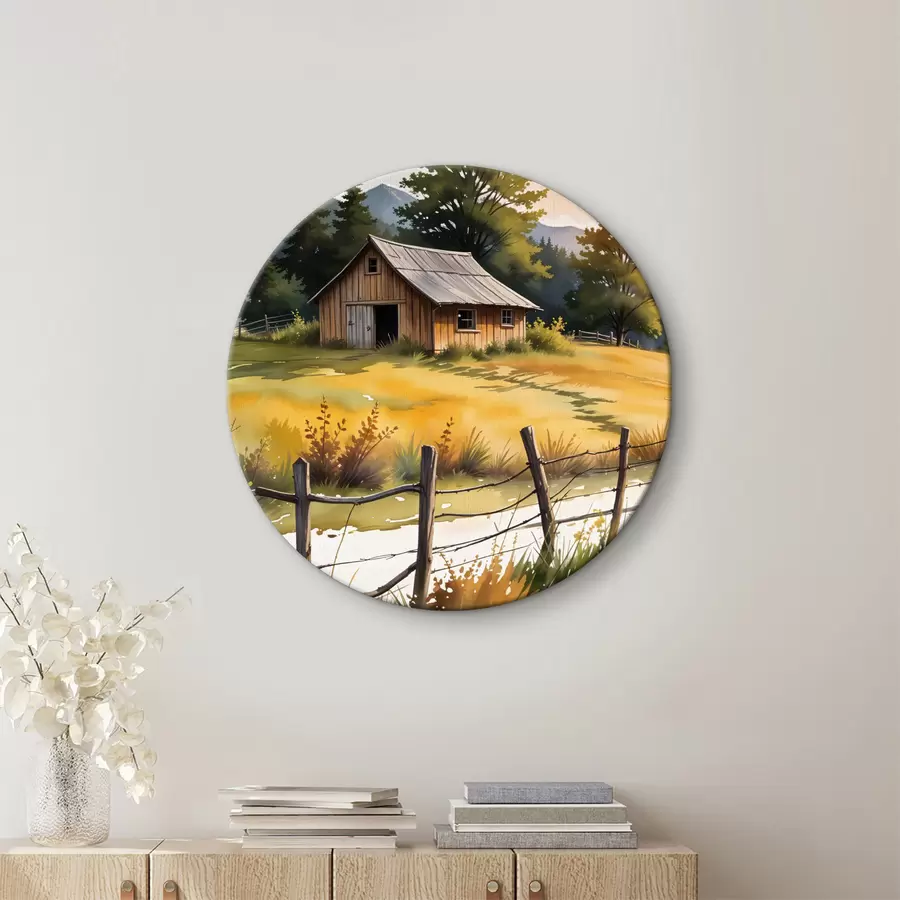  Schilderijen Een oud houten huis in een landelijke omgeving, omgeven door een grasveld, pijnbomen en bergen r40394