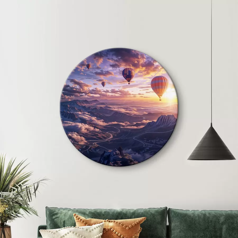  Schilderijen Heteluchtballonnen zweven over een bergachtig landschap bij zonsondergang, met wolken en levendige kleuren in de lucht r40397